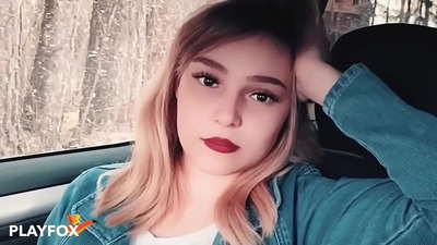 Seksa bebo ĝoje suĉas rabatkarton